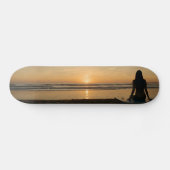 Skateboard Coucher de soleil sur une plage tranquille (Horz)