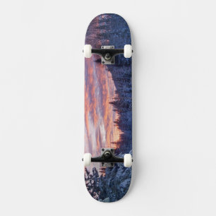 Skateboard Coucher de soleil vibrant peint le ciel au-dessus 