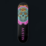 Skateboard Crâne à sucre personnalisé<br><div class="desc">Un audacieux jour de la planche à roulettes avec un crâne à sucre peint en orange,  turquoise et rose chaud,  sur un arrière - plan de tableau noir avec une police décalée.</div>