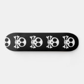 Skateboard crâne effrayant sur fond noir (Horz)