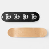 Skateboard crâne effrayant sur fond noir (Horz)