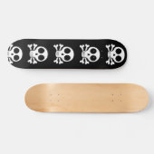 Skateboard crâne effrayant sur fond noir (Horz)