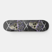 Skateboard Crânes aux détails argentés et brumes violettes (Horz)