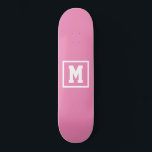 Skateboard Créez votre propre Modèle Monogramme rose et blanc<br><div class="desc">Créez votre propre skateboard Monogramme Modèle rose et blanc. Ajoutez facilement le monogramme en couleur blanche sur un arrière - plan sombre. choisissez le type de pont dans le menu d'options.</div>