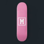 Skateboard Créez votre propre Modèle Monogramme rose et blanc<br><div class="desc">Créez votre propre skateboard Monogramme Modèle rose et blanc. Ajoutez facilement le monogramme en couleur blanche sur un arrière - plan sombre. choisissez le type de pont dans le menu d'options.</div>