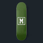 Skateboard Créez votre propre Modèle Monogramme Vert et Blanc<br><div class="desc">Créez votre propre Modèle Monogram Patinage vert et blanc. Ajoutez facilement le monogramme initial en couleur blanche sur un arrière - plan sombre. choisissez le type de pont dans le menu d'options.</div>