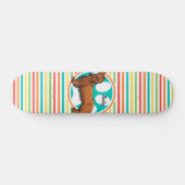 Skateboard Dachshund aux cheveux longs; Bright Rainbow Stripe (Horz)