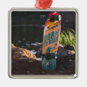 Skateboard dat aan de rand wordt geboren metalen ornament