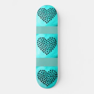 Skateboard de coeurs turquoise.