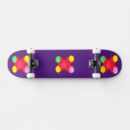 SKATEBOARD DE GRANDS POINTS D'ART LUMINEUX S'ÉCLATENT SUR UN  (Horz)