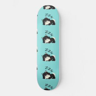 Skateboard Des chiens rampants de Poméranie dorment dans un a