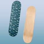 Skateboard Dinosaures mignons Motif foncé<br><div class="desc">Beaucoup de dinosaures bleus,  Tyrannosaurus rex,  Spinosaurus,  Stegosaurus,  Diplodocus et Tricératops sur un arrière - plan vert foncé.</div>