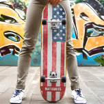 Skateboard Distorsion du drapeau américain patriotique<br><div class="desc">Montrez votre esprit patriotique avec notre Patriotique Distressing American Flag ! Ce design saisissant est orné d'un drapeau américain d'inspiration vintage, d'une texture en mauvais état, ajoutant une touche de charme robuste. Parfait pour les skateurs qui aiment mettre en valeur leur amour pour les Etats-Unis, ce tableau combine style et...</div>