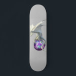 Skateboard Dragon de glace blanc avec la sphère magique<br><div class="desc">Cette conception peut être personnalisée en choisissant l'option personnaliser pour ajouter du texte ou apporter d'autres modifications. Si ce produit a la possibilité de transférer la conception à un autre article, s'il vous plaît assurez-vous d'ajuster la conception pour s'adapter si nécessaire. Contactez-moi à colorflowcreations@gmail.com si vous souhaitez avoir cette conception...</div>