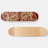 Skateboard Dragon d'or embouti sur papier satin rouge (Horz)
