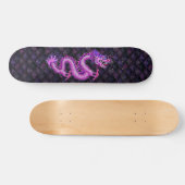 Skateboard Dragon rose de fille sur les échelles de dragon (Horz)