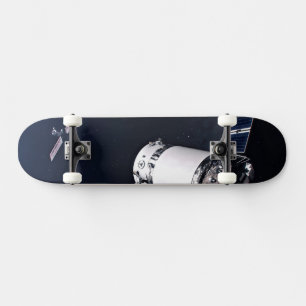 Skateboard Dragon Xl Spacecraft S'Approche D'Une Passerelle L