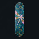 Skateboard Dragonfly rose Gold sur Turquoise Floral Arrière -<br><div class="desc">Pink - Dragonfly Rose or sur Turquoise Floral Nature Arrière - plan. L'arrière - plan Aqua Blue contient des fleurs Roses et des pétales en feuille d'or ceinturé dans le Motif.</div>