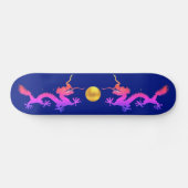 Skateboard Dragons en rose, rouge et bleu sur le bleu (Horz)