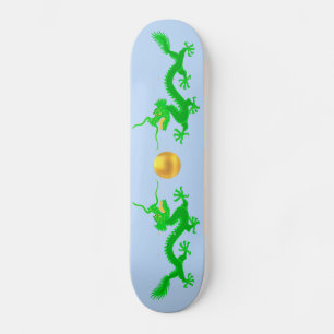Skateboard Dragons verts avec boule dorée sur fond bleu clair