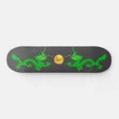 Skateboard Dragons verts avec boule dorée sur gris foncé (Horz)