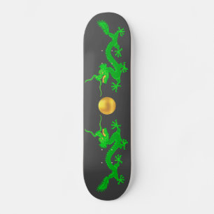 Skateboard Dragons verts avec boule dorée sur gris foncé