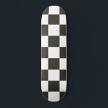 Skateboard Drapeau À damiers (noir et blanc) (Motif du vérifi<br><div class="desc">Cette conception comporte un drapeau à damiers noir et blanc qui est généralement utilisé dans les courses automobiles pour indiquer la finale. Le drapeau est souvent associé au vainqueur d'une course, puisqu'ils sont les premiers à dépasser le drapeau à damiers. Le motif peut aussi être considéré comme influencé par un...</div>