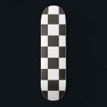 Skateboard Drapeau À damiers (noir et blanc) (Motif du vérifi<br><div class="desc">Cette conception comporte un drapeau à damiers noir et blanc qui est généralement utilisé dans les courses automobiles pour indiquer la finale. Le drapeau est souvent associé au vainqueur d'une course, puisqu'ils sont les premiers à dépasser le drapeau à damiers. Le motif peut aussi être considéré comme influencé par un...</div>