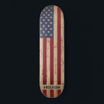 Skateboard Drapeau américain patriotique en bois rustique per<br><div class="desc">Montrez votre fierté américaine ou offrez un cadeau spécial avec ce skateboard USA American Flag dans un motif de grunge usé en mauvais état sur le bois. Cette conception de skateboard drapeau des Etats-Unis d'Amérique avec des étoiles et rayures en rouge blanc et bleu est parfait pour les fêtes du...</div>