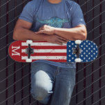 Skateboard Drapeau américain Personnalisé Monogramme Patrioti<br><div class="desc">Montrez votre fierté américaine ou offrez un cadeau spécial avec ce skateboard USA American Flag dans un design de grunge usé et désespéré. Cette conception de skateboard drapeau des Etats-Unis d'Amérique avec des étoiles et rayures en rouge blanc et bleu est parfait pour les fêtes du quatrième juillet, fête commémorative,...</div>