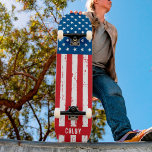 Skateboard Drapeau américain personnalisé Patriotique personn<br><div class="desc">Montrez votre fierté américaine ou offrez un cadeau spécial avec ce skateboard USA American Flag dans un design de grunge usé et désespéré. Cette conception de skateboard drapeau des Etats-Unis d'Amérique avec des étoiles et rayures en rouge blanc et bleu est parfait pour les fêtes du quatrième juillet, fête commémorative,...</div>