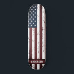 Skateboard Drapeau américain personnalisé Stars et bandes<br><div class="desc">American Flag Skateboard - Drapeau américain dans un style rustique en détresse. Personnalisez ce skateboard étoiles et rayures avec le nom monogramme. Ce plateau de skateboard blanc et bleu américain personnalisé est parfait. Visitez notre collection patriotique de drapeaux américains pour assortir les cadeaux et la décoration américains. DROIT D'AUTEUR ©...</div>