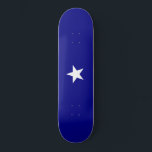 Skateboard Drapeau bleu Bonnie<br><div class="desc">Ce dessin est orné du drapeau Bonnie Blue, qui était une bannière associée à diverses époques avec la République du Texas, la courte république de Floride occidentale et les états du sud de l'Amérique au début de la guerre civile américaine en 1861. Il sert aujourd'hui souvent de bannière représentative du...</div>