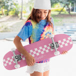 Skateboard Drapeau de course de À damiers rose fusée Monogram<br><div class="desc">Créez vos propres chèques personnalisés, personnalisés, modernes, cool, élégants, roses et blancs à damiers damier, motif de drapeau de course géométrique, élégant script de typographie, jeu de cartes en forme de skateboard de compétition hard rock de meilleure qualité. Pour customiser, il suffit de taper votre nom / monogramme / initiales....</div>