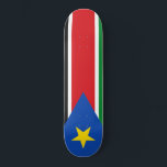 Skateboard Drapeau du Soudan du Sud (Afrique)<br><div class="desc">Ce dessin est orné du drapeau national du Soudan du Sud (officiellement connu sous le nom de République du Soudan du Sud), un pays enclavé d'Afrique centrale de l'est. Le Soudan du Sud borde l'Éthiopie à l'est, le Soudan au nord, la République centrafricaine à l'ouest, la République démocratique du Congo...</div>