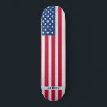 Skateboard Drapeau Patriotique Rouge Blanc Bleu Américain<br><div class="desc">Montrez votre fierté américaine ou offrez un cadeau spécial avec ce skateboard USA American Flag dans un design moderne rouge blanc étoiles et rayures sur bois gris. Cette conception de skateboard drapeau des Etats-Unis d'Amérique avec des étoiles et rayures en rouge blanc et bleu est parfait pour les fêtes du...</div>