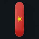 Skateboard Drapeau vietnamien (Vietnam)<br><div class="desc">Ce dessin présente le drapeau national du Vietnam (officiellement connu sous le nom de République socialiste du Vietnam), un pays d'Asie du Sud-Est. C'est le pays le plus à l'est de la péninsule indochinoise. Le Vietnam a des frontières terrestres avec la Chine au nord, et le Laos et le Cambodge...</div>