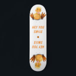 Skateboard Drôle Canard Jaune Wink - Hey Smile<br><div class="desc">Drôle Joué Canard Joué Joyeux Smile Dessin et texte - Choisissez / Ajoutez votre texte unique / Police / Couleur - Faites votre cadeau spécial - Redimensionnez et déplacez ou supprimez et ajoutez des éléments / image avec l'outil de personnalisation ! - Dessin et design par MIGNED. Vous pouvez également...</div>
