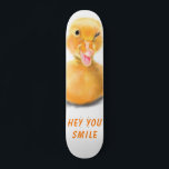 Skateboard Drôle Canard Joué Wink Joyeux Smile Cartoon<br><div class="desc">Drôle Joué Canard Joué Joyeux Smile Dessin et texte - Choisissez / Ajoutez votre texte unique / Police / Couleur - Faites votre cadeau spécial - Redimensionnez et déplacez ou supprimez et ajoutez des éléments / image avec l'outil de personnalisation ! - Dessin et design par MIGNED. Vous pouvez également...</div>