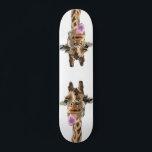 Skateboard Drôle Tongue Giraffe Out et Jouer Wink Cartoon<br><div class="desc">Dessin de Girafe amusant et de l'évier ludique - Dessin de dessin animé d'animal souriant - Choisissez / Ajoutez votre texte unique / Police / Couleur - Faites votre cadeau spécial - Redimensionnez et déplacez ou retirez et ajoutez des éléments / image avec l'outil de personnalisation ! - Dessin et...</div>