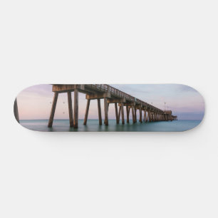 Skateboard Eaux Vitreuses Au Pont de Plage de Panama City Ska