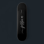 Skateboard Élégant nom de script noir blanc<br><div class="desc">Patinage moderne, girly avec un design arrière - plan noir et un élégant script en lettres blanches. Personnalisez avec votre nom.</div>