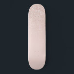 Skateboard Elégant Rose Gold Pink Parties scintillant Ombre<br><div class="desc">Ce design élégant et chic est parfait pour la femme branchée et élégante. Il présente une fausse parties scintillant rose rose et or rose et un dégradé de couleur sombre. C'est moderne, joli, simple et mignon ! ***REMARQUE IMPORTANTE DE CONCEPTION : Pour toute demande de conception personnalisée comme les demandes...</div>
