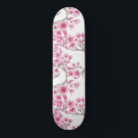 Skateboard Elégante aquarelle fleurie de cerisiers roses<br><div class="desc">Ce motif floral élégant, artsy et girly est parfait pour l'été ou le printemps. Il présente des fleurs de cerisier japonais, des fleurs en fleurs, des fleurs en fleurs et des branches de cerisier japonais, peints à la main, rose baies, rouge vif et marron foncé, sur un arrière - plan...</div>