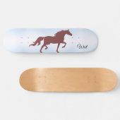 Skateboard Elégante silhouette de cheval brun sur bleu ciel (Horz)