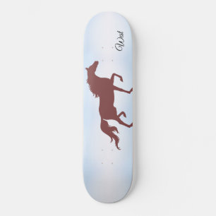 Skateboard Elégante silhouette de cheval brun sur bleu ciel