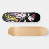 Skateboard Elle porte une fleur noire et rose dans sa peau de (Horz)