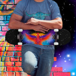 Skateboard Espace Phoenix Nebula Black Starlight Sky<br><div class="desc">Phoenix flammé volant à travers l'espace sur un nuage de nébuleuse bleu et violet. La constellation de phoenix est constituée par le groupe étincelant d'étoiles qui couronne la tête de l'oiseau mythique. ♡ Idyllfire</div>