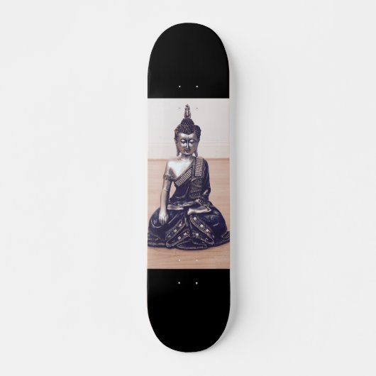 Skateboard Estatua Metálica de Buda sobre Piso de Madera (Devant)