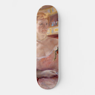 Skateboard Femme américaine avec collier perle et robe rose